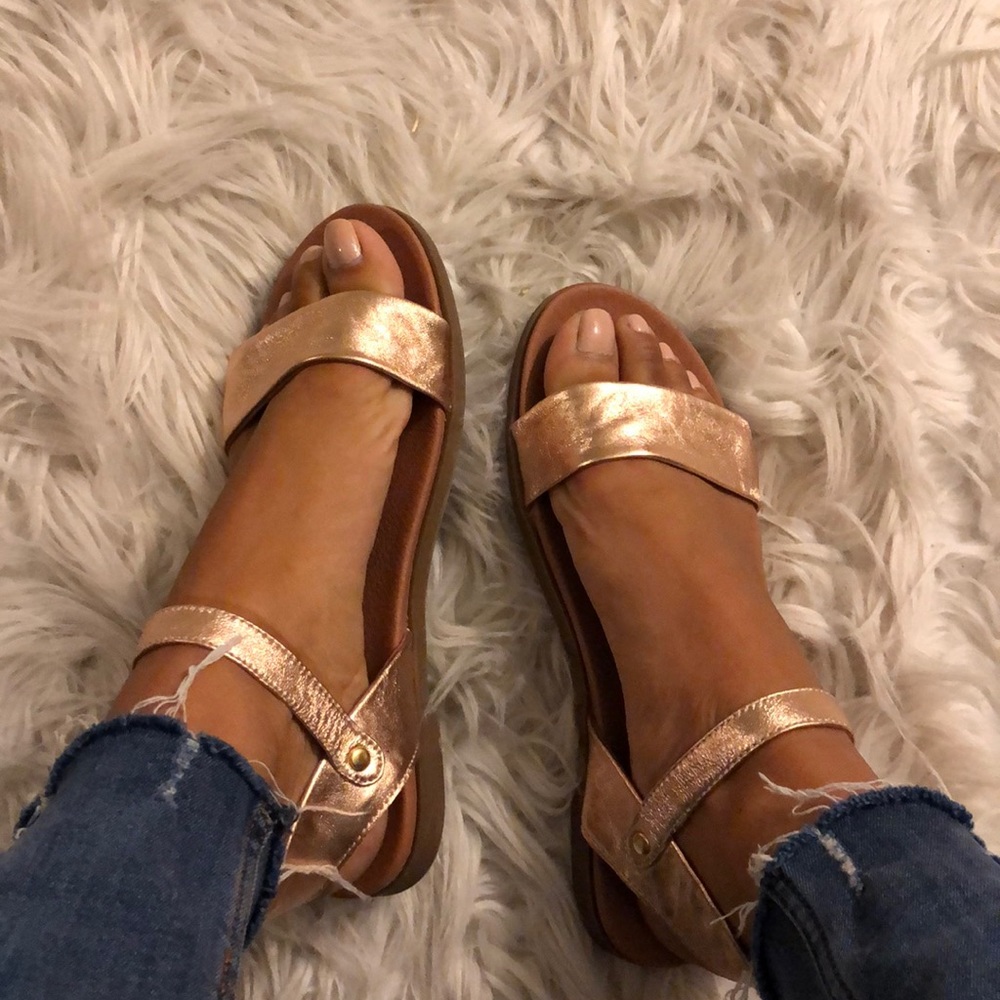 Steve Madden Rose Gold Sandals. - Picture 3 of 5